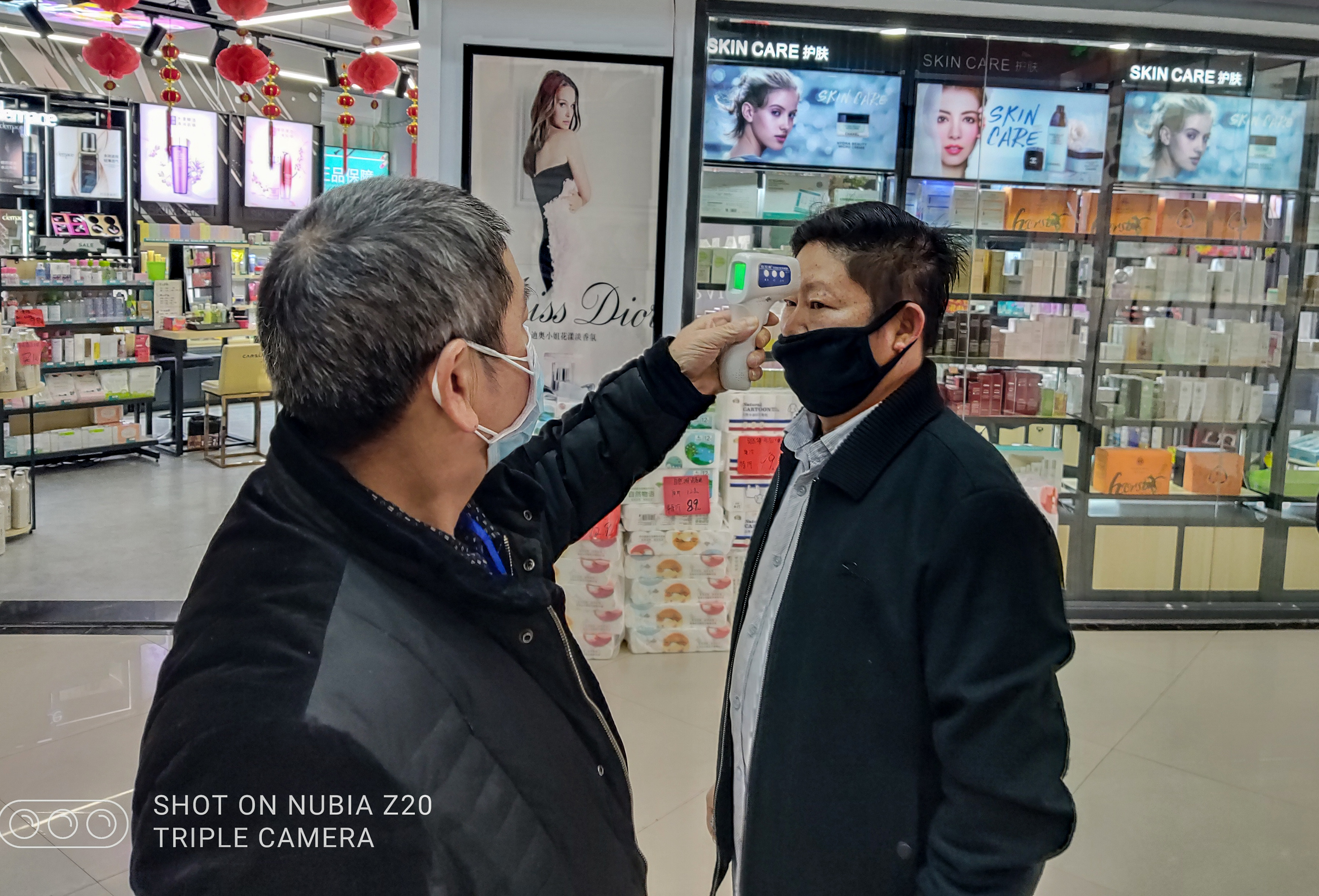 入超市先测体温  温礼明拍于石城万象广场好又多超市  13879771578.jpg
