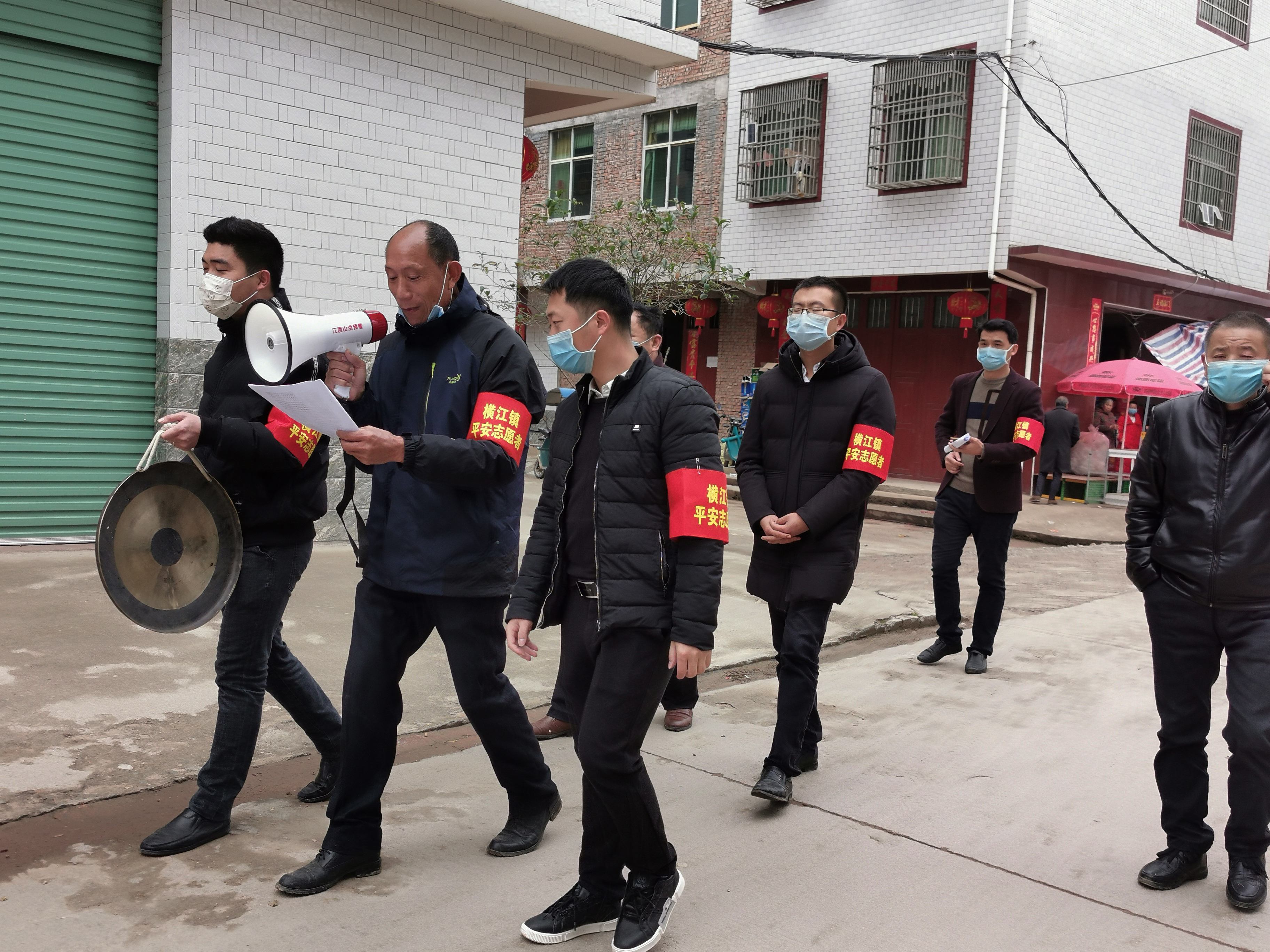 疫情防控宣传小分队走街串巷进行宣传-摄于石城县横江镇-赖德良.jpg